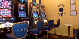 Meja live casino dengan dealer wanita di kingbet188